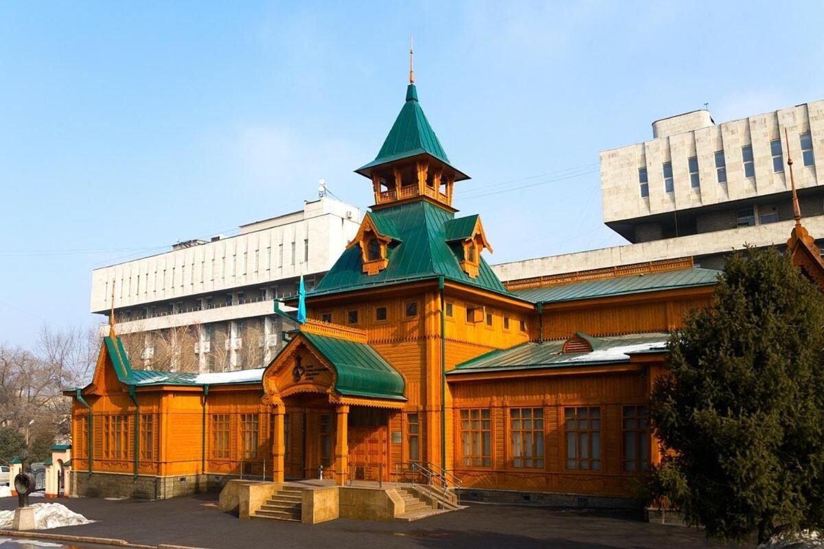 Nadezhda Apartments On The Nauryzbai Batyr 82 Alma-Ata Exteriör bild